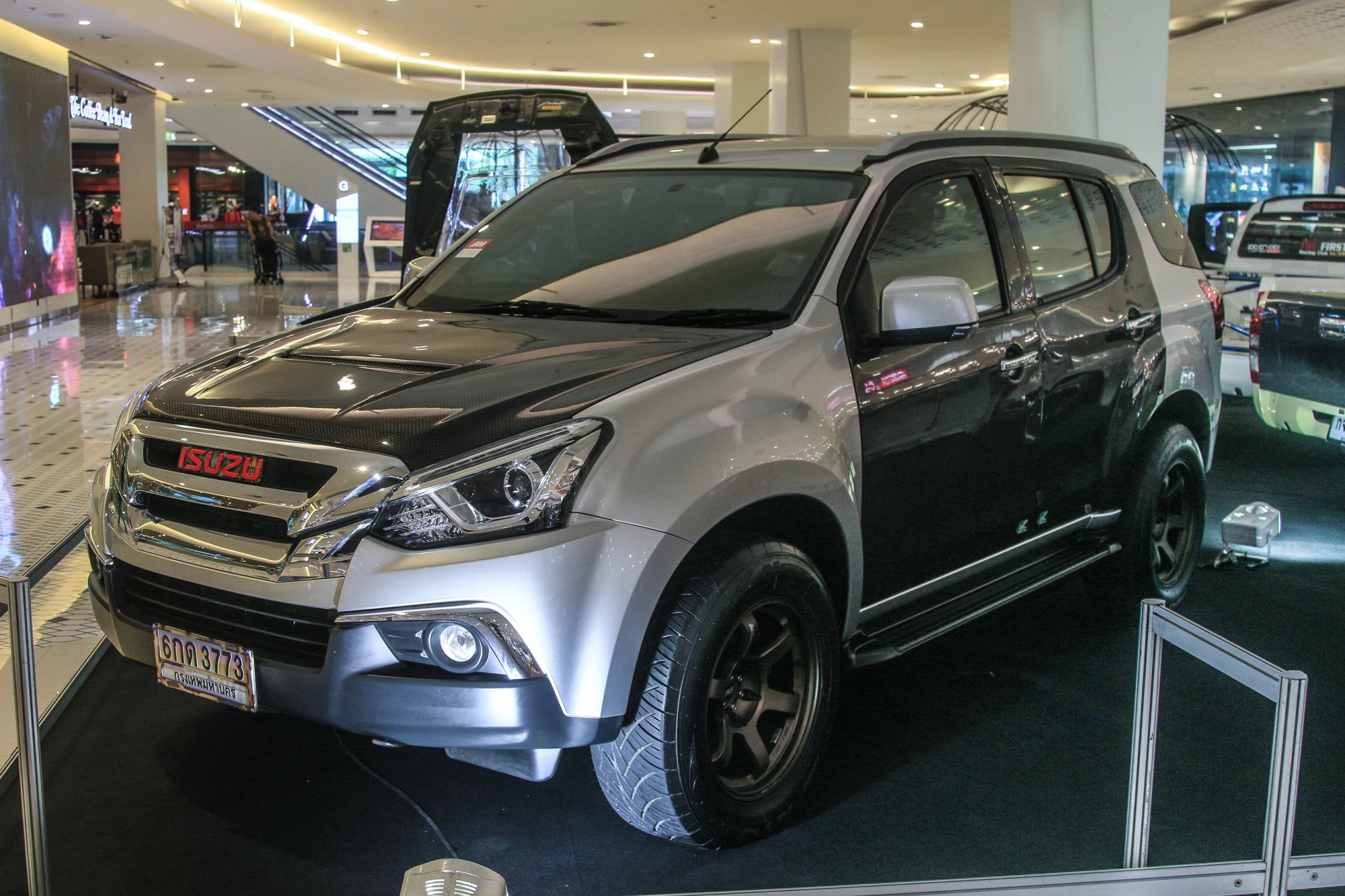 Isuzu MU-X ซ่าสเต็ปซิ่งด้วยคาร์บอนลาย F1